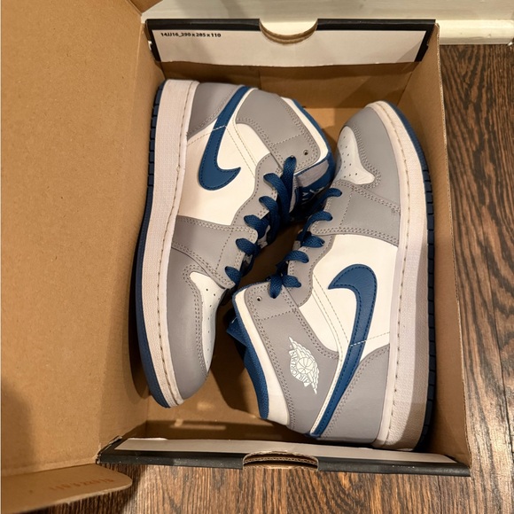 Air Jordan 1 mid (GS) True blue 5.5Y - Picture 6 of 7